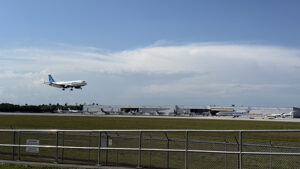 Plane landing at FLL