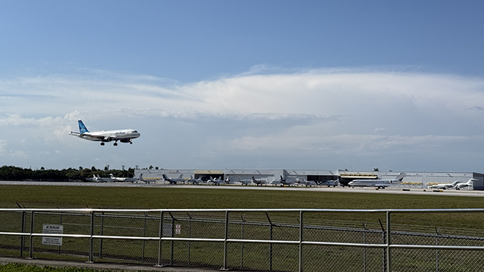 Plane landing at FLL